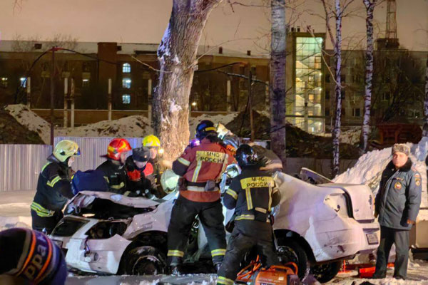 На юго-востоке Москвы легковушка влетела в столб и сбила человека на остановке