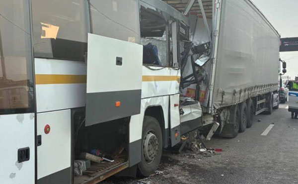 Крупная авария в Подмосковье: "Автобус столкнулся с фурой, 14 пострадавших, включая детей" | В Подмосковье произошло ДТП с участием автобуса и грузовика: 14 пострадавших