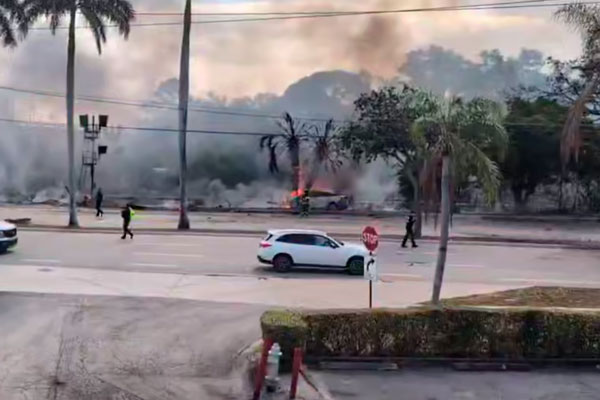 Трагедия в Бока-Ратоне: Самолет разбился, все на борту погибли | В США разбился самолет