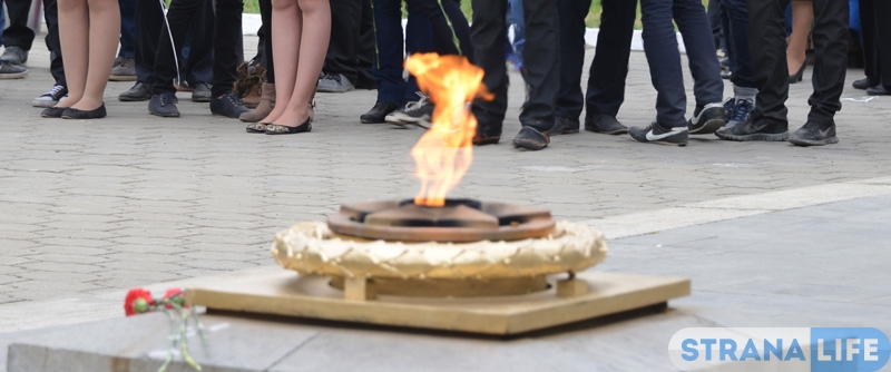 Полуголые девицы устроили фотосессию у Вечного Огня