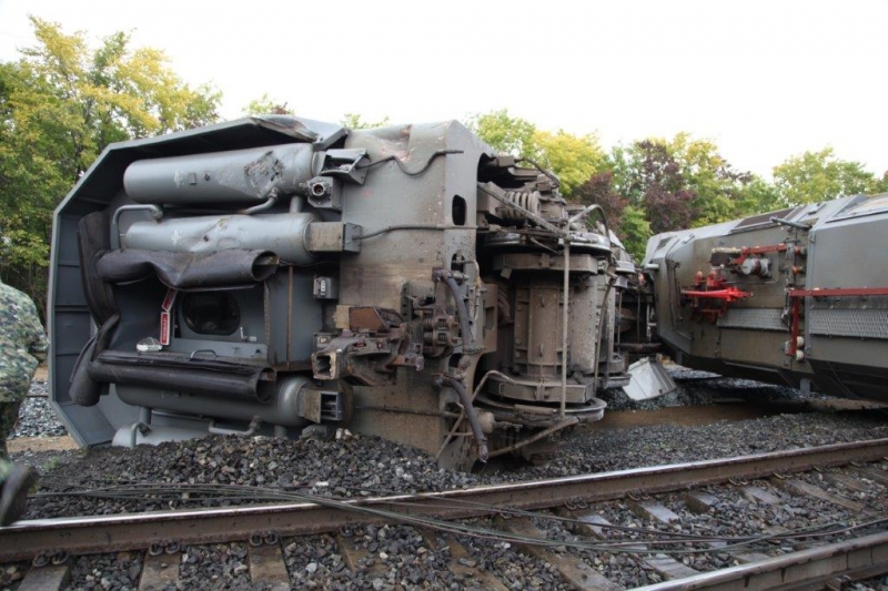 В Свердловской области выясняются обстоятельства схода локомотива и восьми вагонов грузового поезда