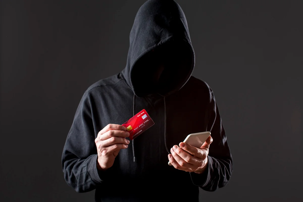 55 000 рублей ушли мошенникам: житель Новотроицка попался на уловку с сообщением „Это ты на фото?“. Будьте начеку!